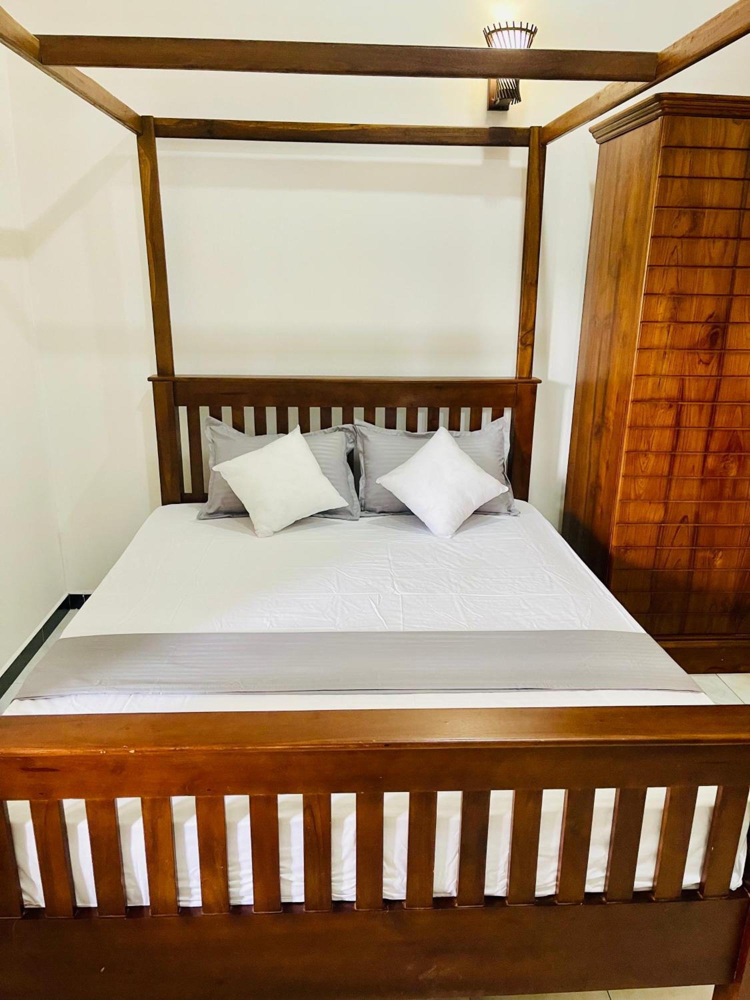 Sand & Surf Guest House Negombo Exterior photo