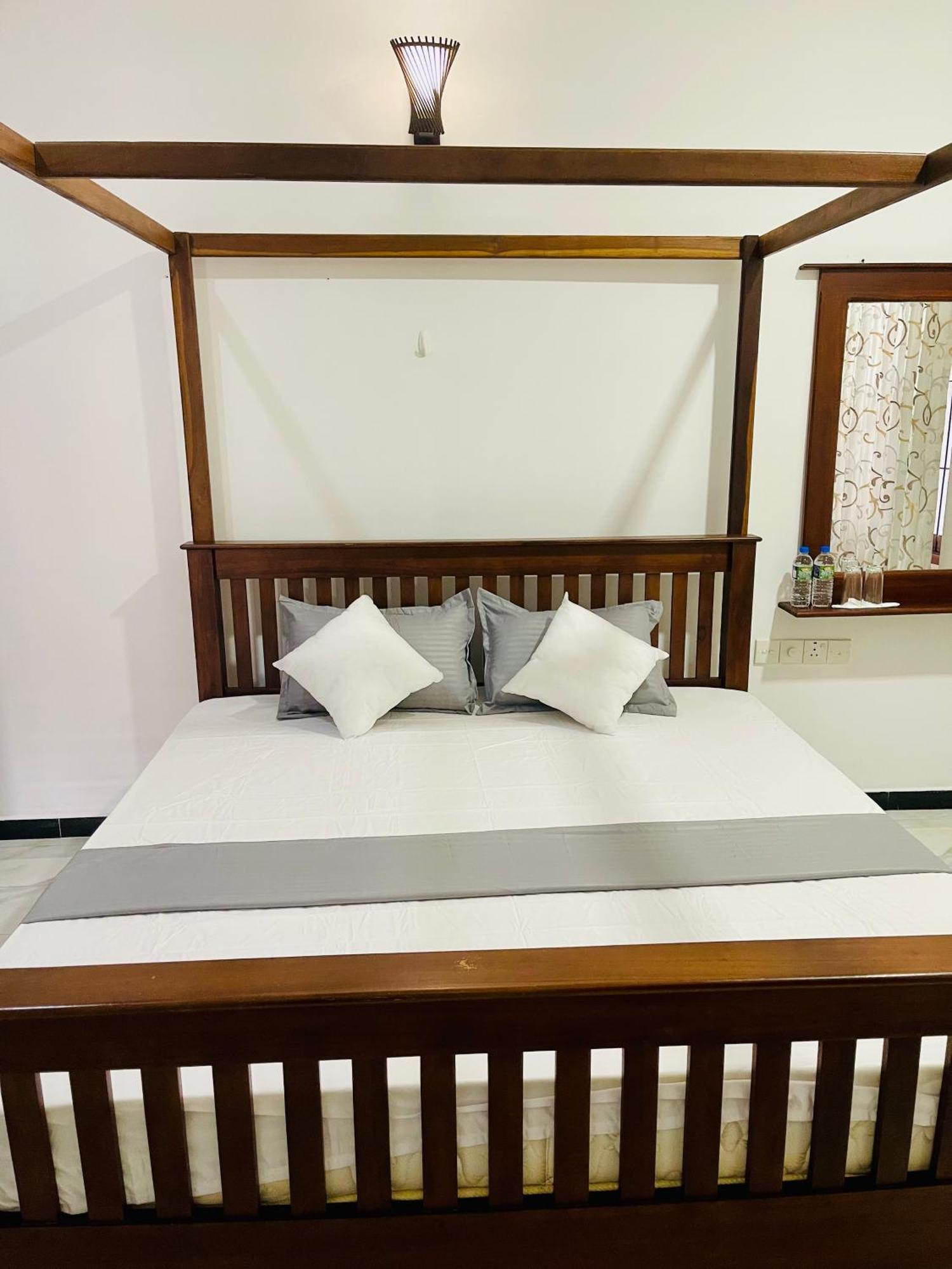 Sand & Surf Guest House Negombo Exterior photo