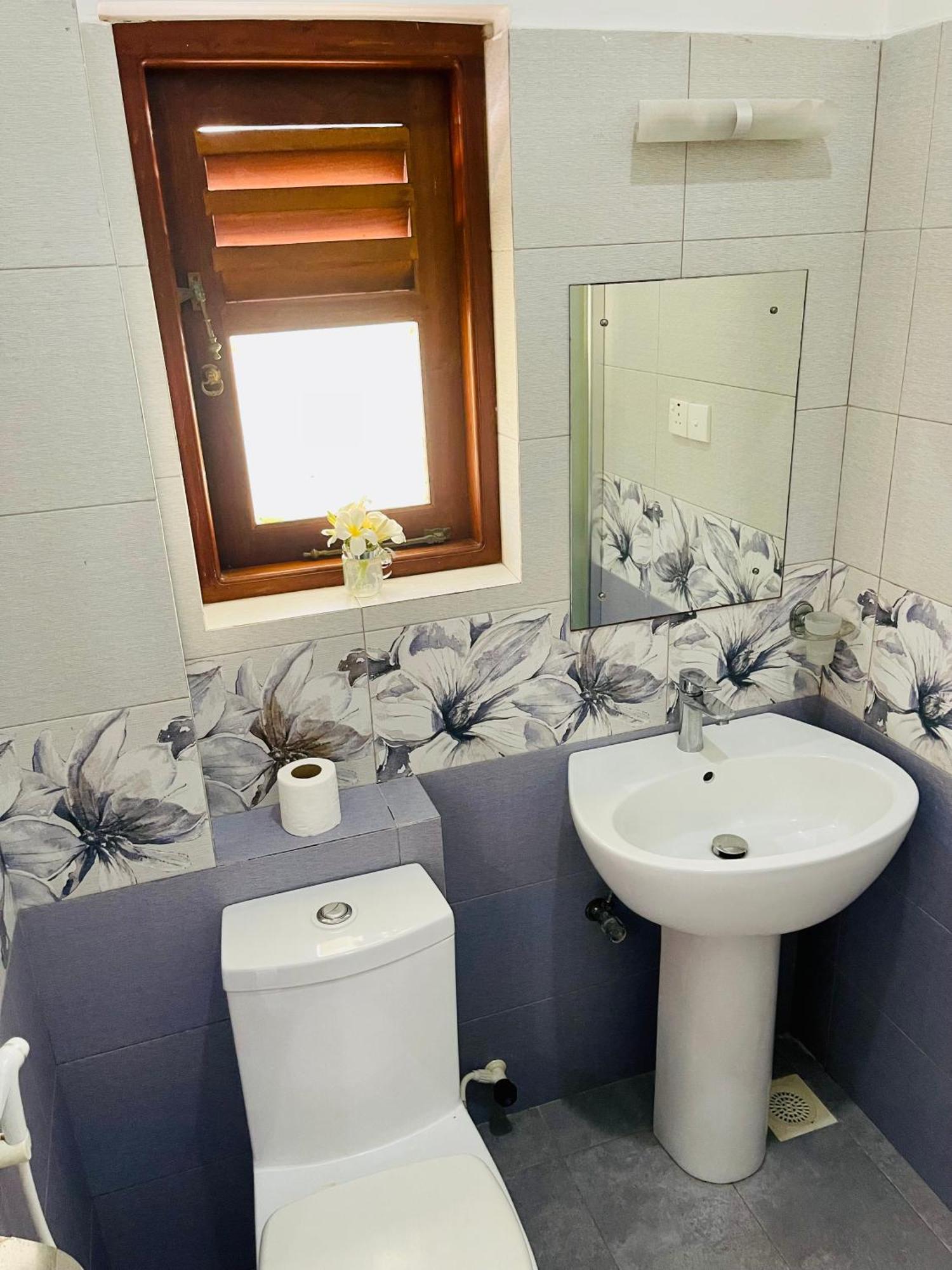 Sand & Surf Guest House Negombo Exterior photo