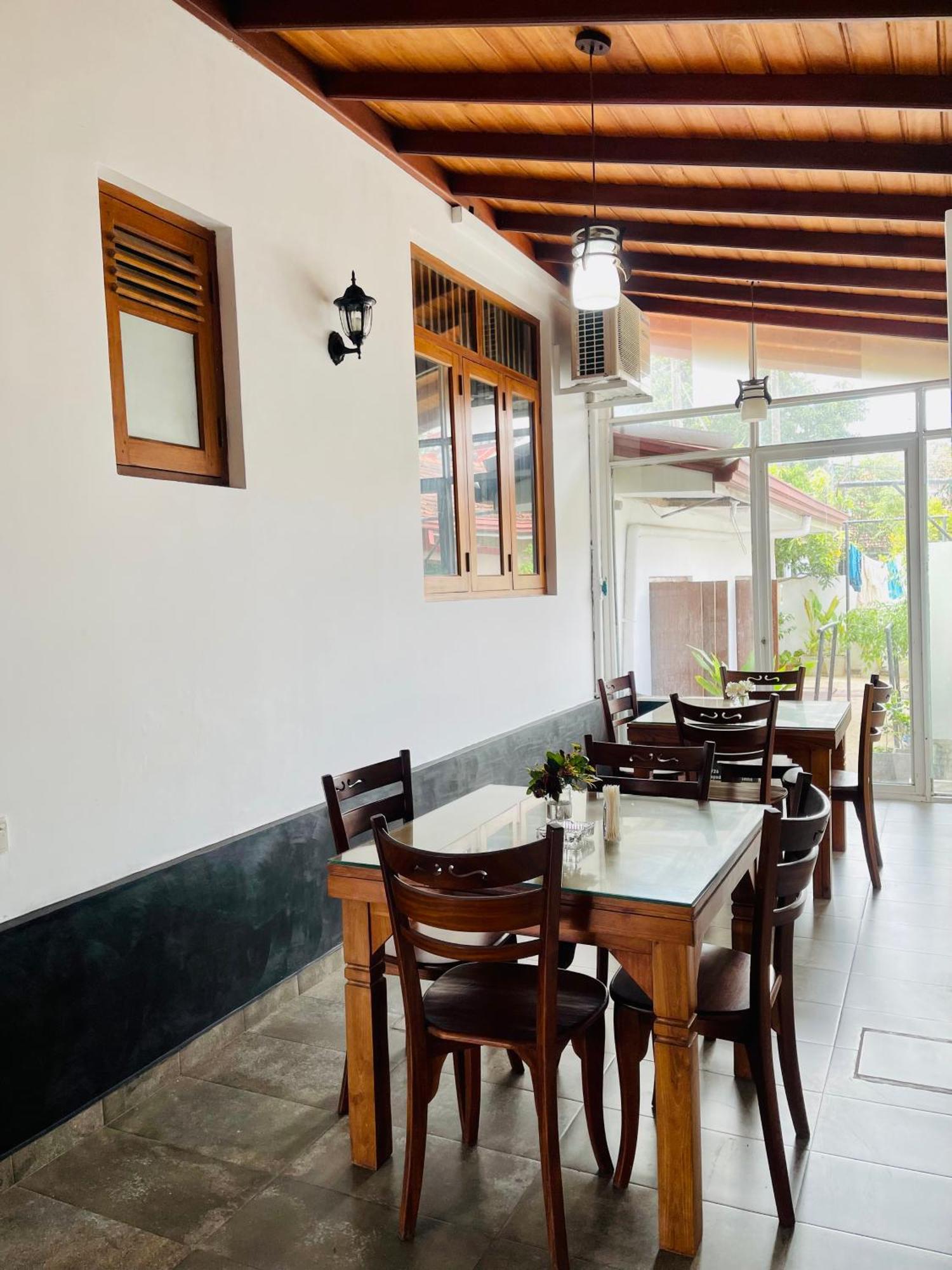 Sand & Surf Guest House Negombo Exterior photo